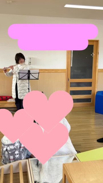 １月　子育て支援センター
『音楽あそび』をご依頼いただきました。

今月のテーマは、『指で弾く楽器で遊ぼう🎵』
でした。

指で弾く楽器を奏でることによる良い影響✨

🌟1. 指先の発達を促す

• 指を独立して動かす経験が増える
• 手指の巧緻性が育ち、
日常動作（ボタンを留める、鉛筆を持つなど）にも良い影響
• 脳の前頭前野の活性化にもつながる
と言われています

🌟2. 音が出る喜びで自己肯定感が育つ

• 軽く触れるだけで音が出るため
「できた！」を感じやすい
• 成功体験が積み重なり、
音楽へのポジティブな気持ちが育つ

🌟3. 聴く力・注意力が伸びる

• 自分の出した音を聴く
• 周りの音と合わせる
→ 楽器の音の違いや速さなどに
耳を向ける習慣が自然に育つ

🌟4. コミュニケーションのきっかけになる

• 先生やお友達と「一緒に鳴らす」体験ができる
• 合図を見て動く、順番を待つなど、
集団活動の基礎が身につく
• 音で気持ちを表現する楽しさを知る

🌟5. 表現力が豊かになる

• 指で弾く楽器は強弱や
テンポの変化がつけやすい
• 「自分の音」を作る体験ができ、創造性が育つ

🌟6. 気持ちの安定につながる

• 指先を使う活動は集中しやすく、
心が落ち着きやすい
• 音を出すことで感情の発散になる

ちゅうりっぷ音楽教室の『音楽あそび』✨
ぜひ、体験をしにいらしてください♬

#東広島市未就園児習い事
#東広島音楽教室 
#東広島市高屋町音楽教室　
#東広島フルートピアノ教室 
#東広島習い事 
#ピアノ初心者大歓迎 
#オンラインフルート教室 
#東広島大人フルート教室 
#東広島子ども